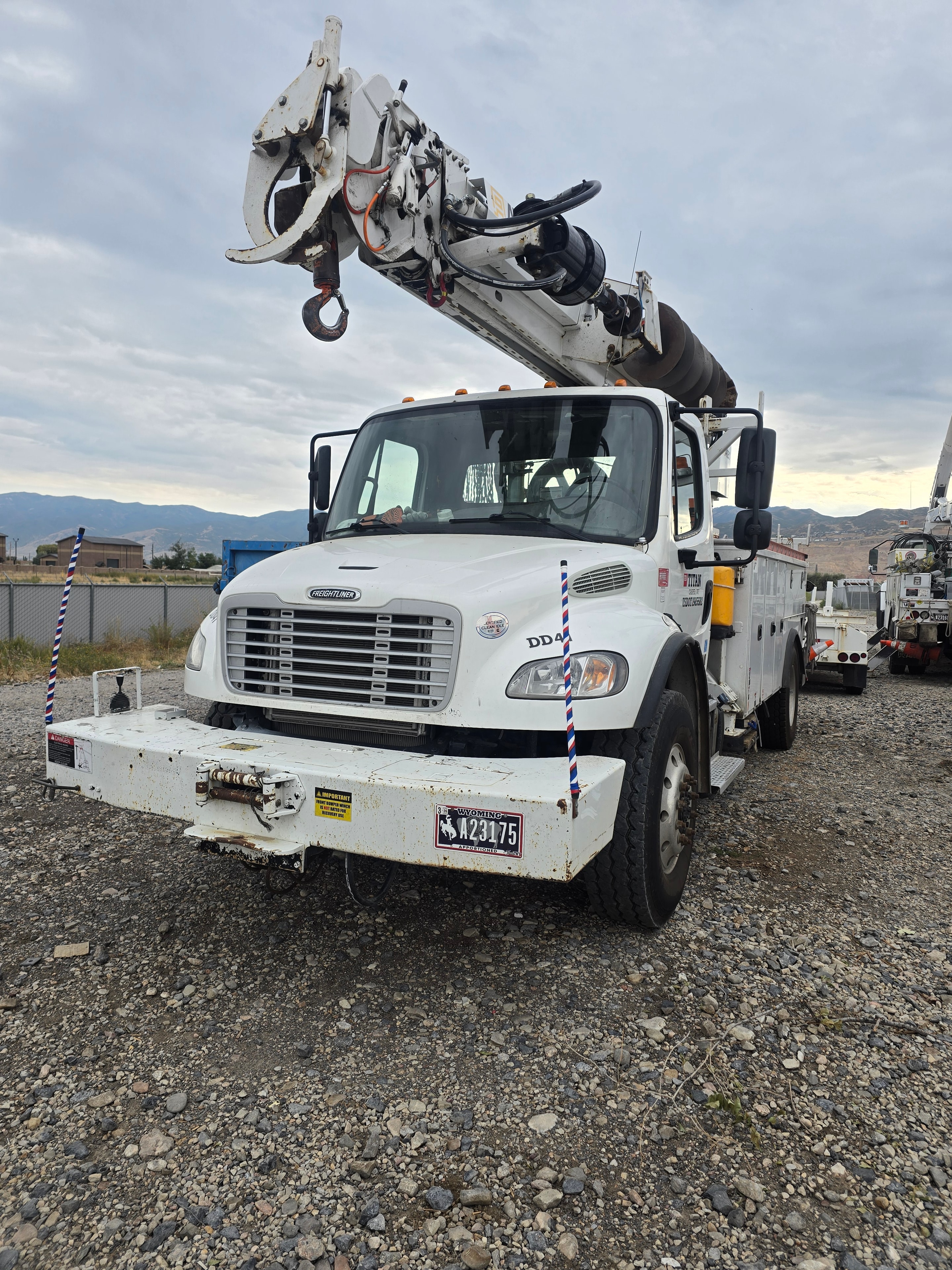 Titan Freightliner digger derrick DD4x before fleet washing — contaminant accumulation